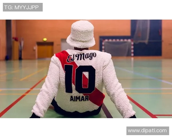 足球明星时尚穿搭解析卫衣造型展现个性与魅力的精彩瞬间